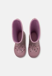 Bottes de pluie en caoutchouc roses avec des motifs floraux et une doublure intérieure violette. Design court, matériau flexible et semelles texturées pour une bonne adhérence.
