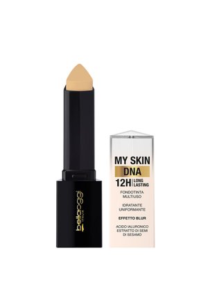 Fondotinta stick color crema beige con base nera accanto a un tappo rettangolare trasparente etichettato con "My Skin DNA 12H long lasting" in testo nero e oro.