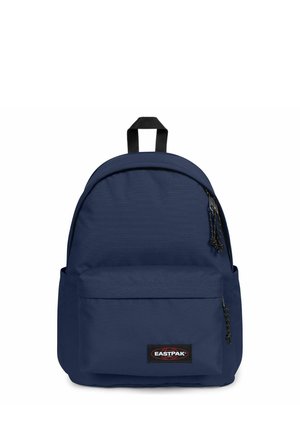 Mochila Eastpak azul marino con bolsillo delantero con cremallera, tiradores de cremallera negros y asa negra en la parte superior.