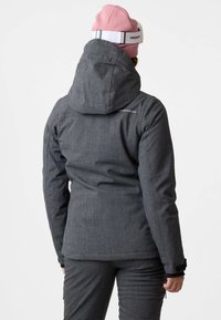 Grau strukturierte Jacke mit Kapuze, ausgestattet mit verstellbaren Manschetten und dem Logo "SWEDEMOUNT" auf der Rückseite. Kombiniert mit passenden grauen Hosen.