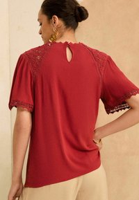 Love & Roses REGULAR FIT CROCHET DETAIL FLUTTER SLEEVE - Palaidinė - red