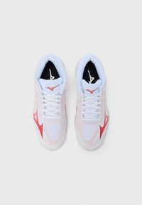 Λευκά αθλητικά παπούτσια με κόκκινες λεπτομέρειες, με επάνω μέρος από υφή διχτυού, μαξιλαρωμένο πέλμα και αντίθετο μαύρο εσωτερικό πάτο. Σχεδιασμός με κορδόνια.