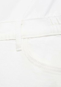 Tessuto denim bianco con tasca laterale, vita cucita e superficie liscia. I dettagli includono un passante per la cintura e una leggera lucentezza.