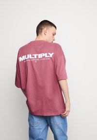 Multiply Apparel FONT  - Triko s potiskem - rose wine