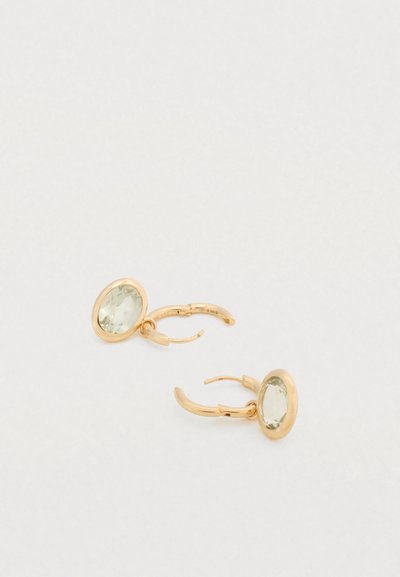 Cercei hoop din aur cu pietre semiprețioase ovale de culoare verde deschis, având un finisaj lucios și o încuietoare cu balama pentru o purtare sigură.