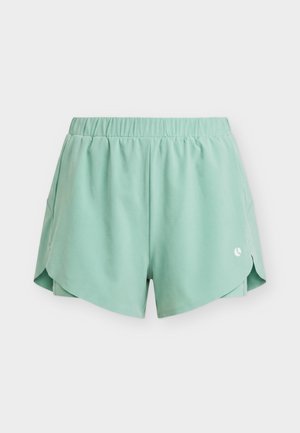 Lysegrønne atletikksj shorts med elastisk midjebånd og buede sidesømmer, med en liten hvit logo nederst på høyre side.