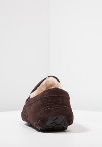 UGG ASCOT - Chinelos - brown