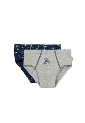 Dos pares de calzoncillos para niños, uno gris con un astronauta y el texto "Necesito más espacio", y otro azul oscuro con un patrón temático del espacio.