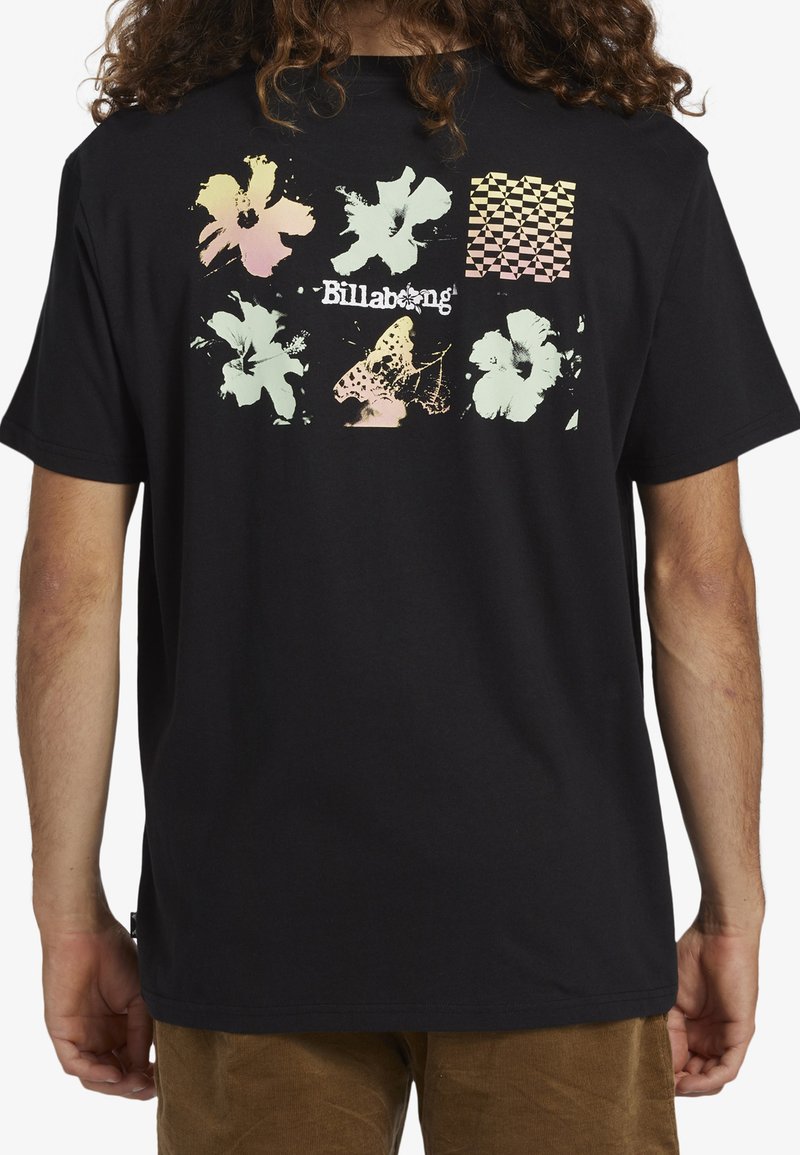 Czarny bawełniany t-shirt z kolorowym kwiatowym i geometrycznym nadrukiem na plecach, z logotypem "Billabong" na środku.