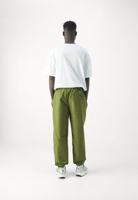 The North Face EASY WIND PANT - Treniņtērpa apakšdaļas - forest olive