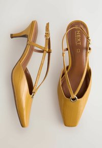 Valimata, ochre yellow