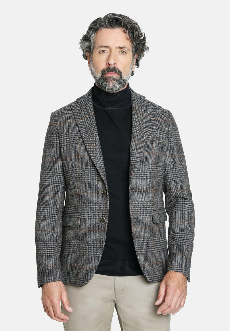 Blazer de cuadros gris para hombre, fabricado en tejido texturizado, con cierre de dos botones, solapas con muesca y bolsillos frontales, llevado sobre un cuello de tortuga negro.