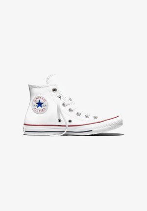 Baskets montantes blanches Converse All Star avec logo étoile bleu, semelle rayée rouge et bleu, et lacets blancs, vues de profil.