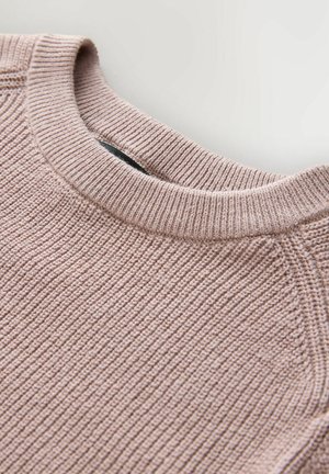 Pull en maille rose clair présentant une texture côtelée et un col ras du cou classique, mettant en valeur la douceur du tissu et les détails de confection.