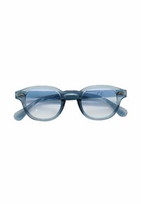 Occhiali da sole blu trasparenti con lenti rettangolari e bordi arrotondati. Presentano una montatura trasparente e lenti leggermente blu.