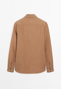 Chemise marron à manches longues avec col, poignets à boutons et tissu texturé. Présente un ourlet droit et aucun motif visible.