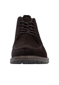 Bruine suède veterschoenen met een ronde neus, voorzien van tekstuurpanelen, platte veters en een rubberen zool met profieldetails.