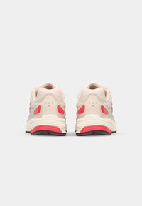 Nike Sportswear P 6000 - Baskets basses - bright crimson/soft pearl/light orewood brown/black/metallic silver