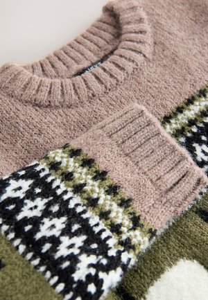 Gebreide trui met een ronde halslijn, textuur in roze en gemêleerde groene, zwarte en witte delen, die verschillende breistijlen benadrukken.