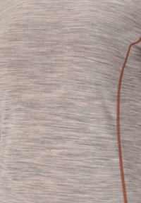 Lichtgrijs gebreid topje met een subtiele gemêleerde textuur, voorzien van een contrasterende roestkleurige naad langs de zijkant.