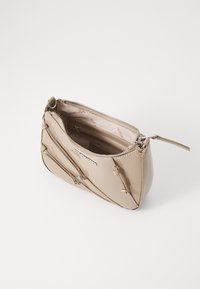 Borsa a mano in pelle sintetica color beige con chiusura a zip, dotata di più scomparti e una finitura lucida. Sono visibili dettagli in hardware argentato.
