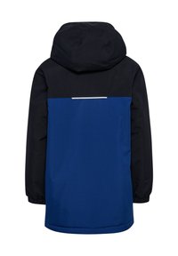 Blauw en zwarte jas met een capuchon, voorzien van een eenduidig kleurontwerp, elastische manchetten en een reflecterende strip over de rug.