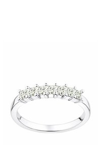 Tanka srebrna prstena z petimi prozornimi, okroglo rezanimi diamanti v nastavitvi prstkov, ki ustvarja enoten pas z gladkimi robovi.