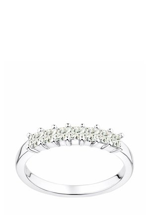 Tanki srebrni prsten s pet jasnih, okruglo rezanih dijamanata postavljenih u zubasti okvir, stvarajući uniformnu traku s glatkim rubovima.