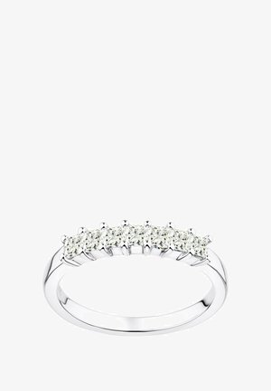 Cienka srebrna obrączka z pięcioma przezroczystymi, okrągłymi diamentami osadzonymi w pręcikach, tworząca jednolitą obręcz o gładkich krawędziach.