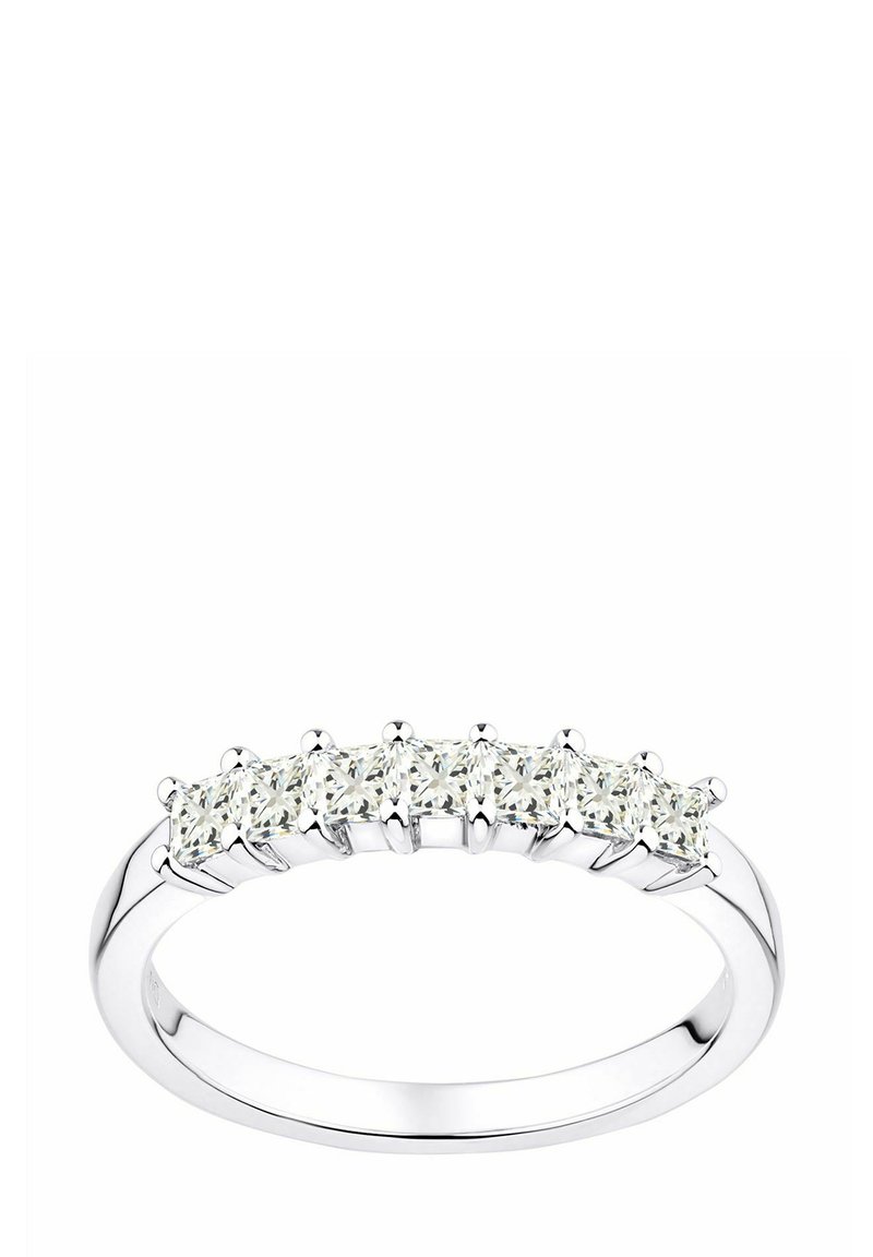 Tanka srebrna prstena z petimi prozornimi, okroglo rezanimi diamanti v nastavitvi prstkov, ki ustvarja enoten pas z gladkimi robovi.