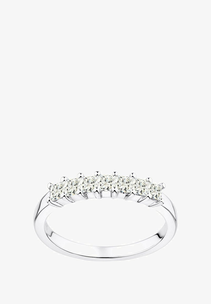 Anillo delgado de plata con cinco diamantes claros, cortados en forma redonda y montados en engastes de garra, creando una banda uniforme con bordes suaves.