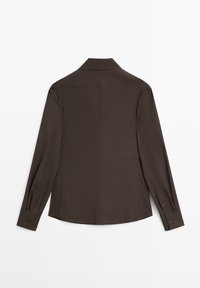 Dunkelbraunes Langarmhemd mit Kragen, geknöpften Manschetten und glatter Textur. Verfügt über einen geraden Rücken mit minimaler Gestaltung.