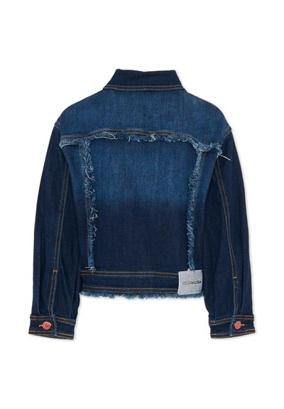 Veste en denim bleu foncé avec un design usé au dos, des bordures effilochées et des boutons rouges en accent sur les manches. Comprend un col classique et des manches longues.