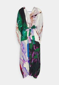 Robe colorée présentant un mélange de motifs abstraits en vert, violet et blanc ; décolleté en V, manches longues et taille nouée. Texture plissée.