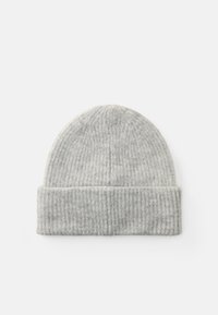 Beanie grigio lavorato a maglia con una texture a coste, caratterizzato da un risvolto nella parte inferiore e una sommità arrotondata. Materiale in lana morbida.