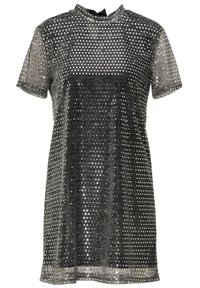 Kortärmad svart klänning i genomskinligt tyg dekorerad med silverpaljetter i prickmönster. Har hög hals och snörning i ryggen.
