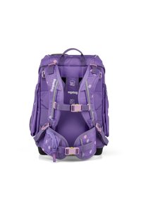 Mochila ergonómica púrpura con correas acolchadas, múltiples bolsillos y acentos de lunares. Incluye herrajes para cinturón y sistema de soporte ajustable.