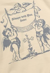 Illustrazione che raffigura due cherubini che tengono un banner con la scritta "Sempre con te" su uno sfondo beige. Gli accenti includono un piccolo fiore e un design con un nastro.
