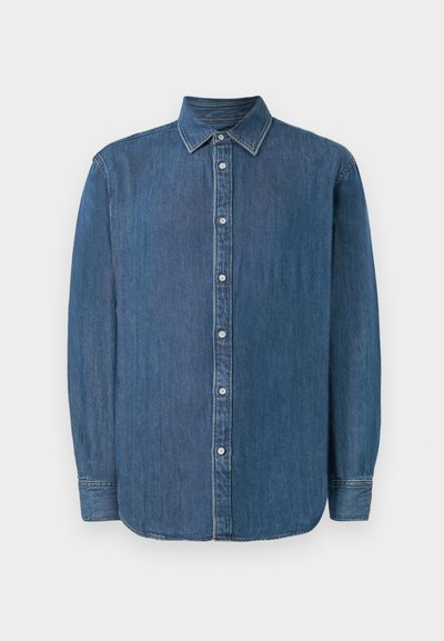 Denim srajca, temno modra, dolgi rokavi, klasičen ovratnik, gumbi spredaj in raven rob. Tekstura tkanine se zdi gladka z rahlim sijajem.