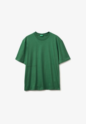T-shirt vert uni à manches courtes avec col rond, coupe décontractée, posé à plat sur un fond blanc.