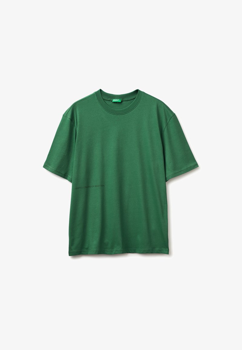 T-shirt verde smeraldo a maniche corte con scollo rotondo e vestibilità comoda, distesa su uno sfondo bianco.