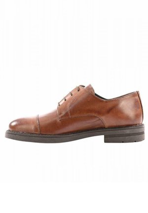 Scarpa in pelle marrone con una finitura liscia, punta rotonda e design con lacci. Presenta una suola in gomma nera a contrasto e minimalismi decorativi.