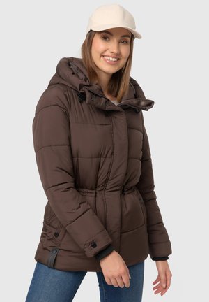 Bruine gewatteerde jas met capuchon, getailleerde taille en een ritssluiting aan de voorkant. Heeft zijzakken en zwarte accenten. Draag het over een lichte top en jeans.