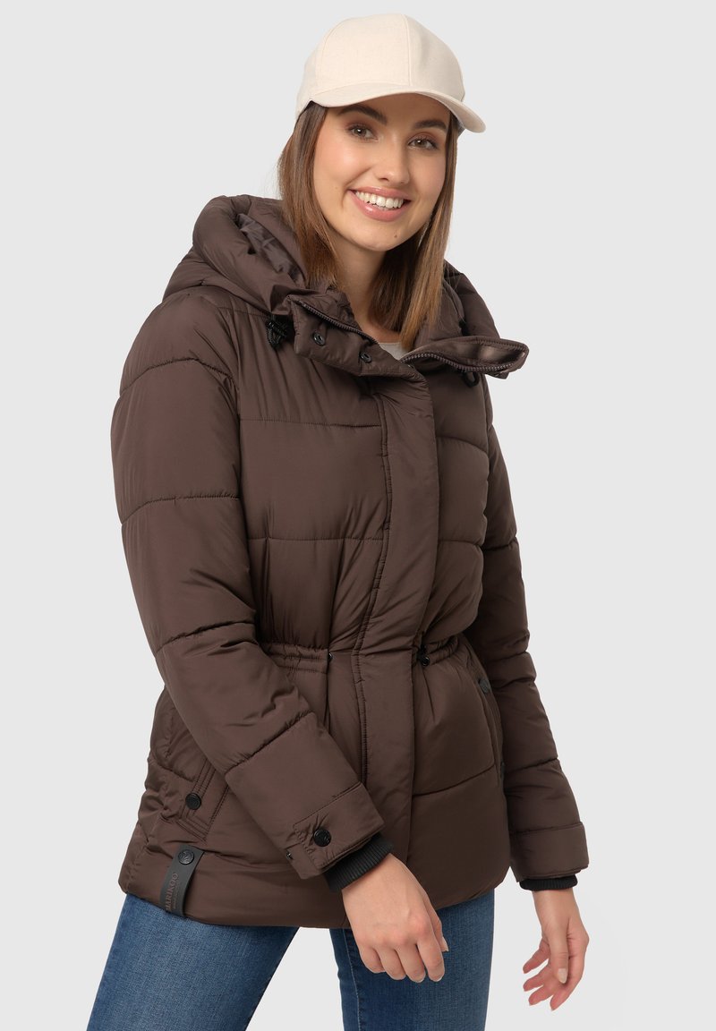 Bruine gewatteerde jas met capuchon, getailleerde taille en een ritssluiting aan de voorkant. Heeft zijzakken en zwarte accenten. Draag het over een lichte top en jeans.