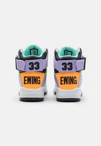 Vysoké tenisky s černou a pastelovou barevnou kombinací, se fialovými a tyrkysovými akcenty a velkým brandingem "33" a "EWING" na patě.