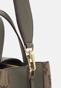 DKNY SATCHEL - Håndveske - olive