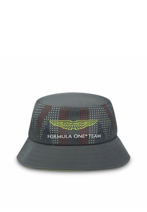 Szary kapelusz typu bucket z białymi i czerwonymi kropkami, z wyraźnym żółtym logo Aston Martin oraz napisem "FORMULA ONE TEAM".