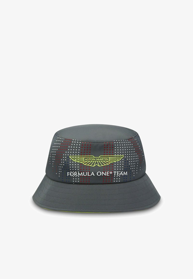 Szary kapelusz typu bucket z białymi i czerwonymi kropkami, z wyraźnym żółtym logo Aston Martin oraz napisem "FORMULA ONE TEAM".