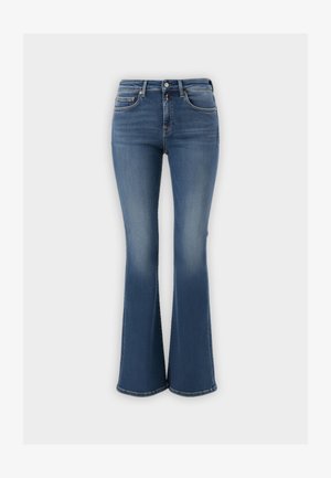 Raztegnjene modre kavbojke z visokim pasom, ki imajo zbledel videz, tradicionalen pet-pocket dizajn in kontrastne šive.