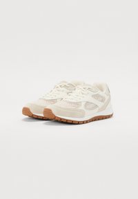 Pitsophie-sneakers in off-white mesh ja suede, joissa on kumipohja, teksturoidut yksityiskohdat ja pyöreä kärki.